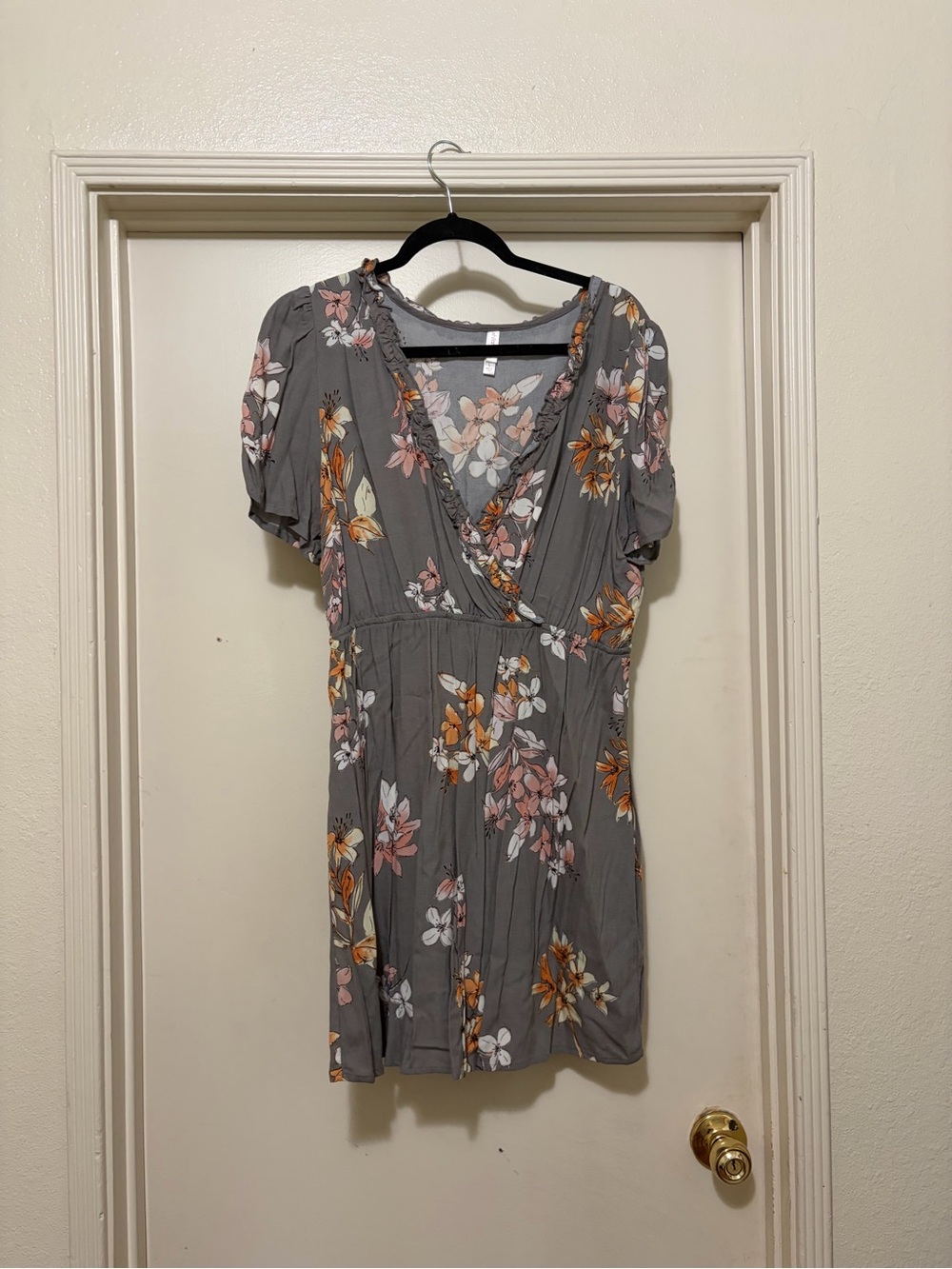 XHILARATION GRAY FLORAL SURPLICE DRESS SIZE L